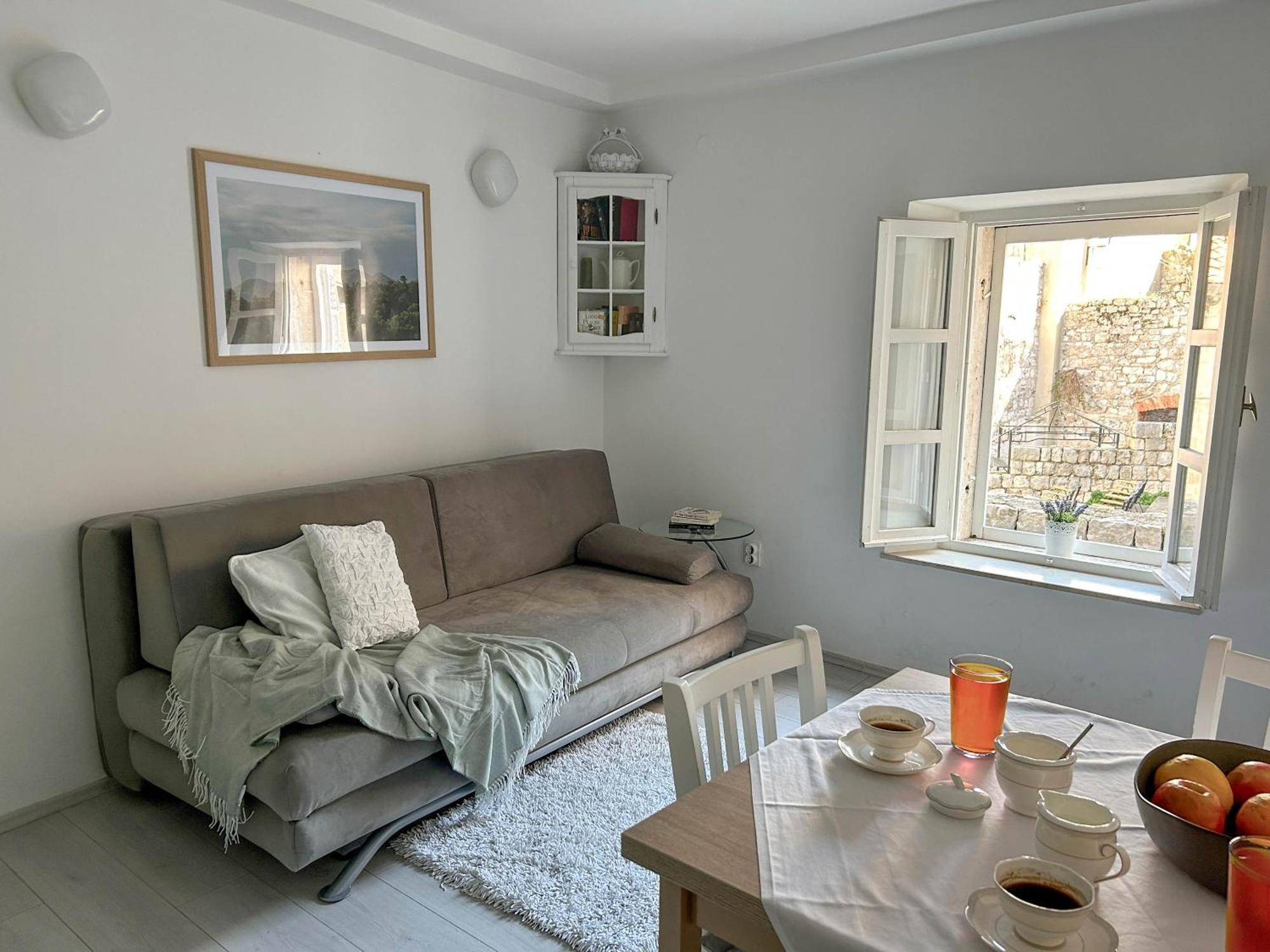 Apartment Iza Roka *