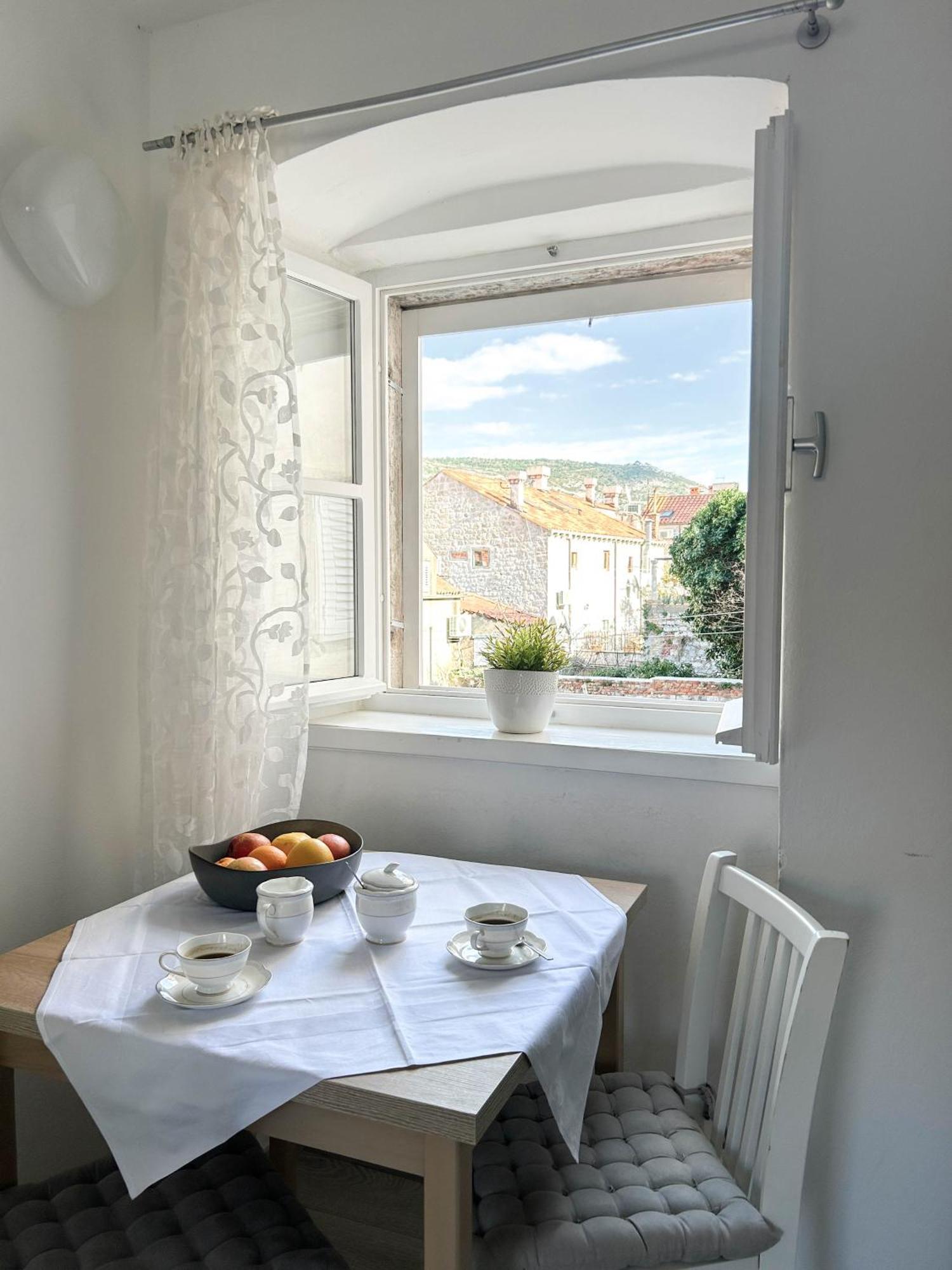 Apartment Iza Roka *